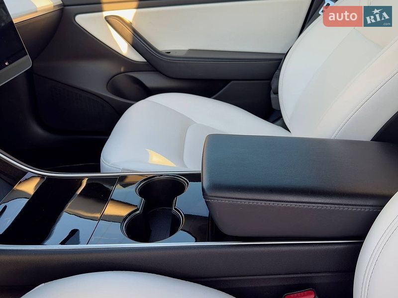 Седан Tesla Model 3 2020 в Киеве