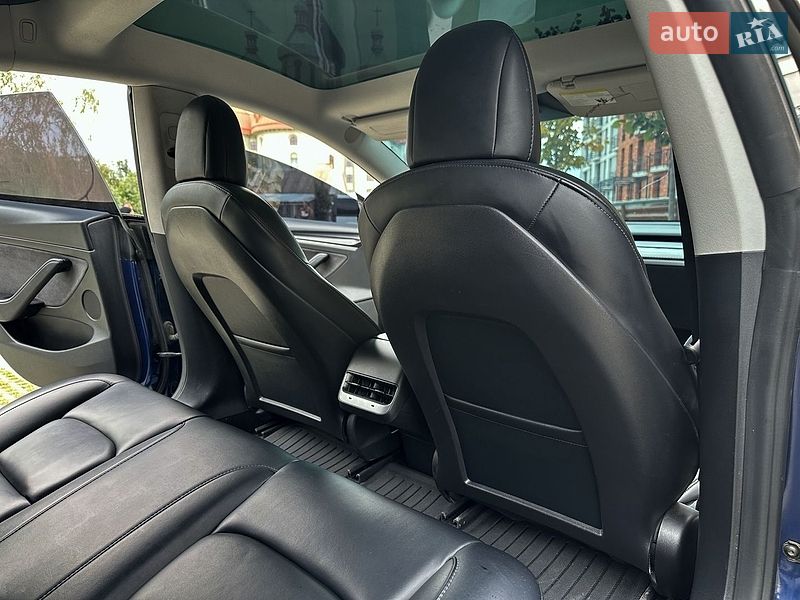 Седан Tesla Model 3 2021 в Самборе