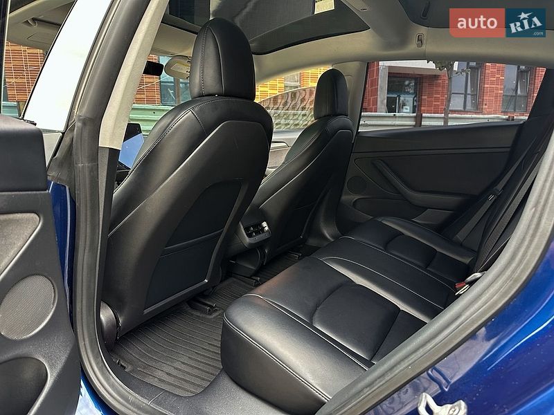 Седан Tesla Model 3 2021 в Самборе