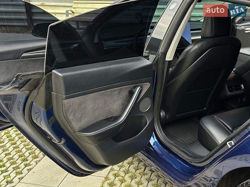Седан Tesla Model 3 2021 в Самборе
