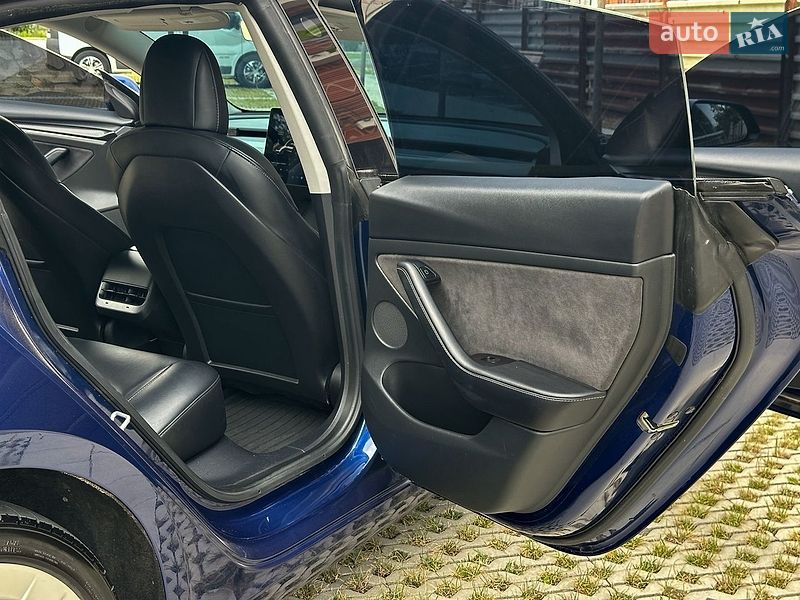 Седан Tesla Model 3 2021 в Самборе