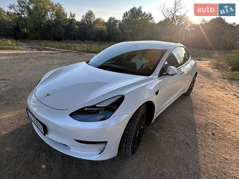 Седан Tesla Model 3 2021 в Чернигове