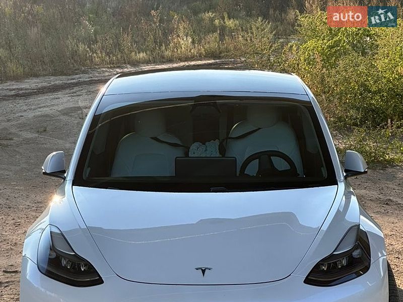 Седан Tesla Model 3 2021 в Чернигове