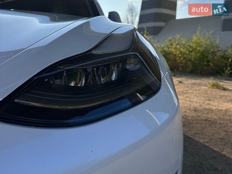 Седан Tesla Model 3 2021 в Чернигове