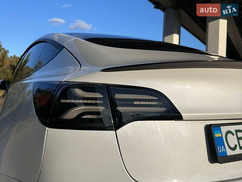 Седан Tesla Model 3 2021 в Чернигове