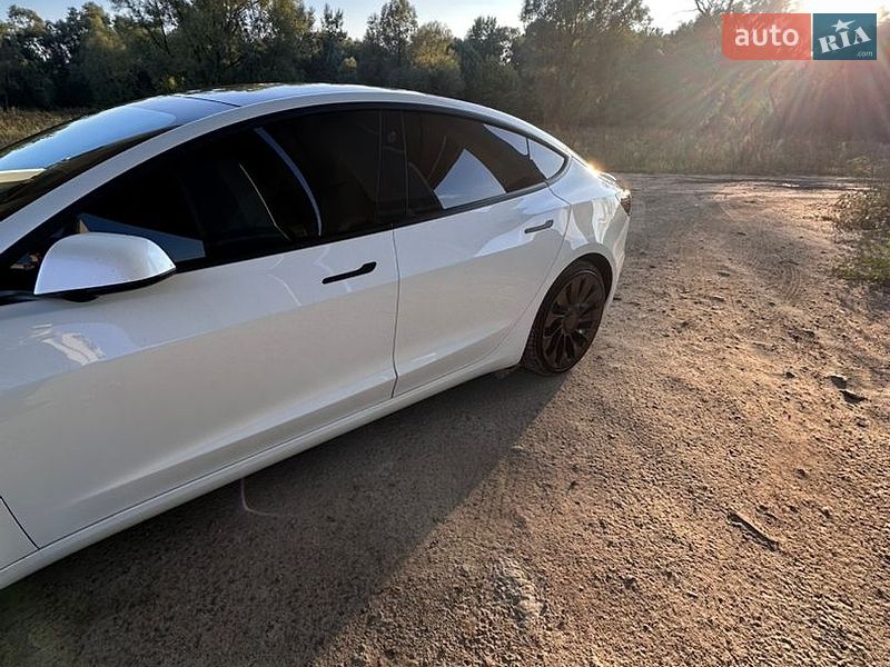 Седан Tesla Model 3 2021 в Чернигове