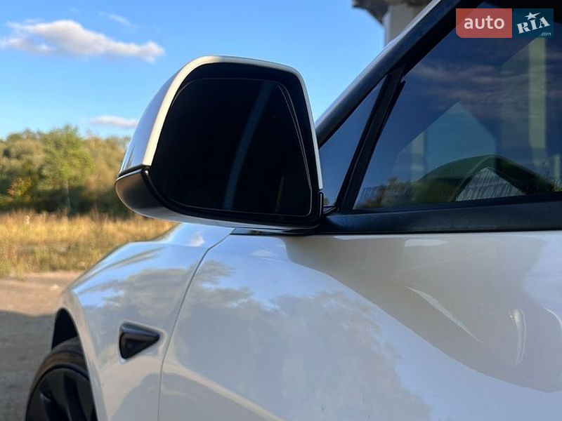Седан Tesla Model 3 2021 в Чернигове
