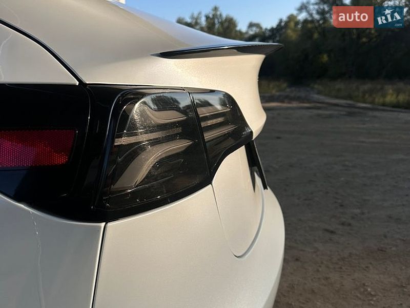 Седан Tesla Model 3 2021 в Чернигове