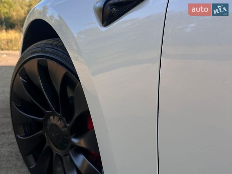 Седан Tesla Model 3 2021 в Чернигове