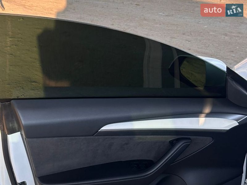 Седан Tesla Model 3 2021 в Чернигове