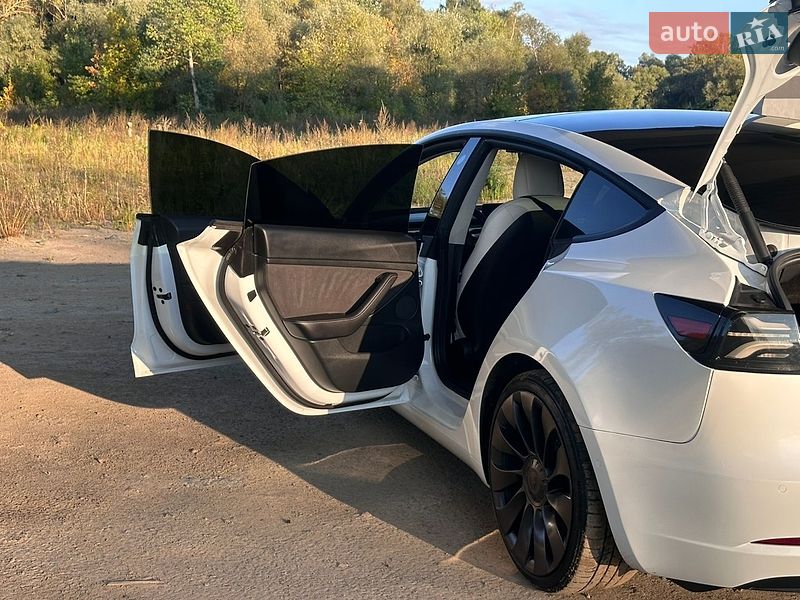 Седан Tesla Model 3 2021 в Чернигове