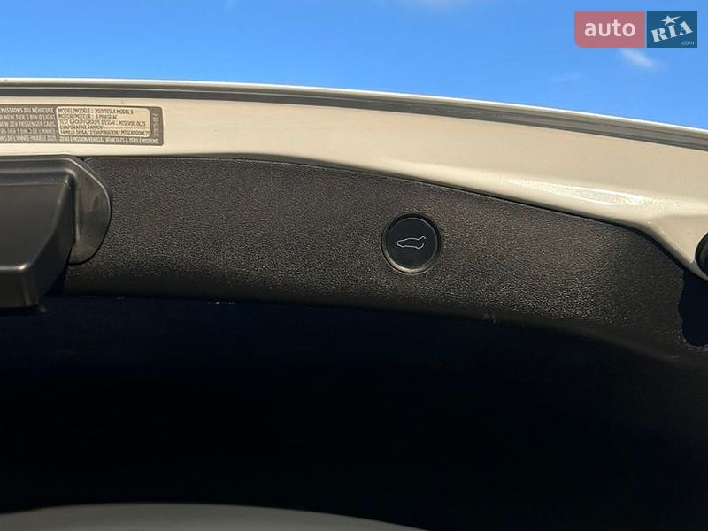 Седан Tesla Model 3 2021 в Чернигове
