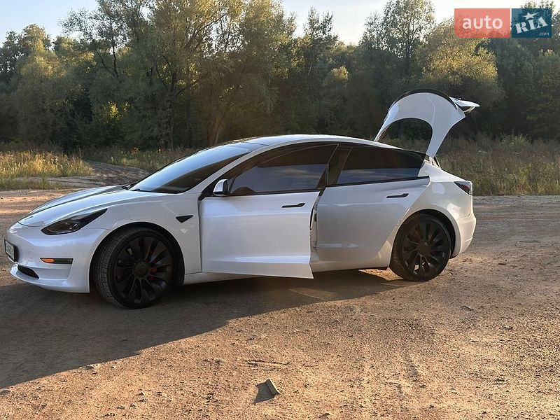 Седан Tesla Model 3 2021 в Чернигове