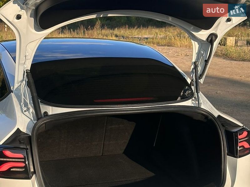 Седан Tesla Model 3 2021 в Чернигове