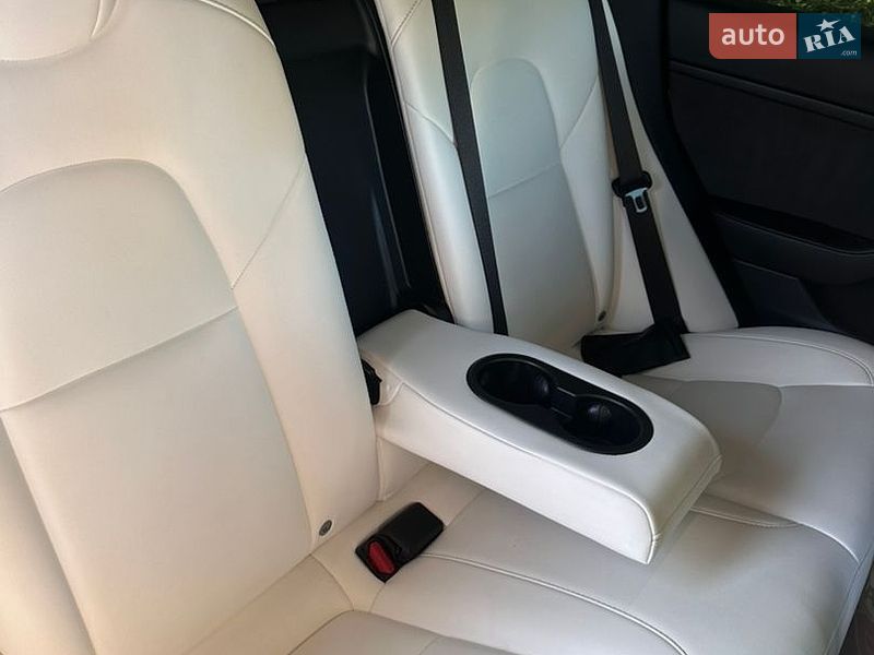 Седан Tesla Model 3 2021 в Чернигове