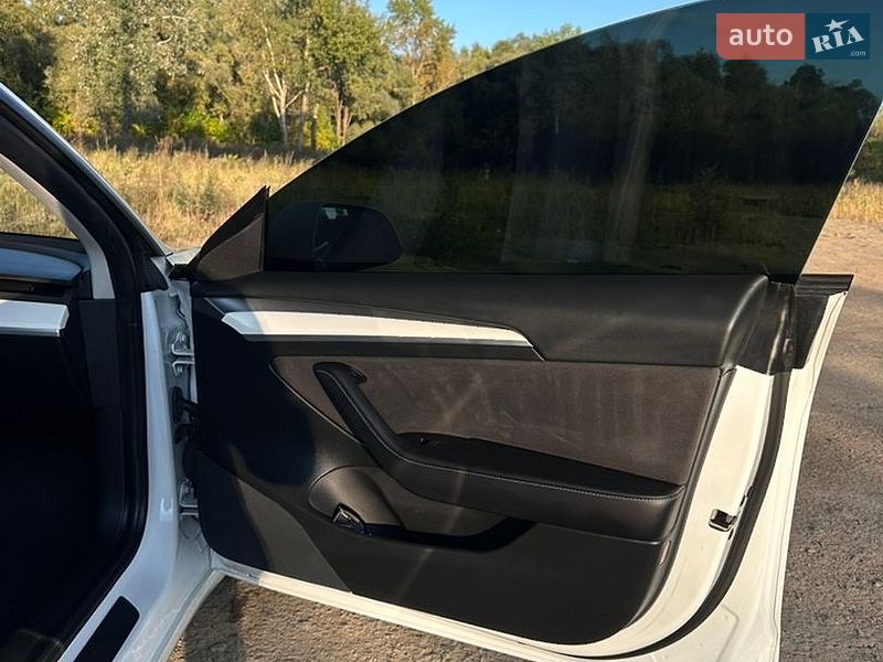 Седан Tesla Model 3 2021 в Чернигове