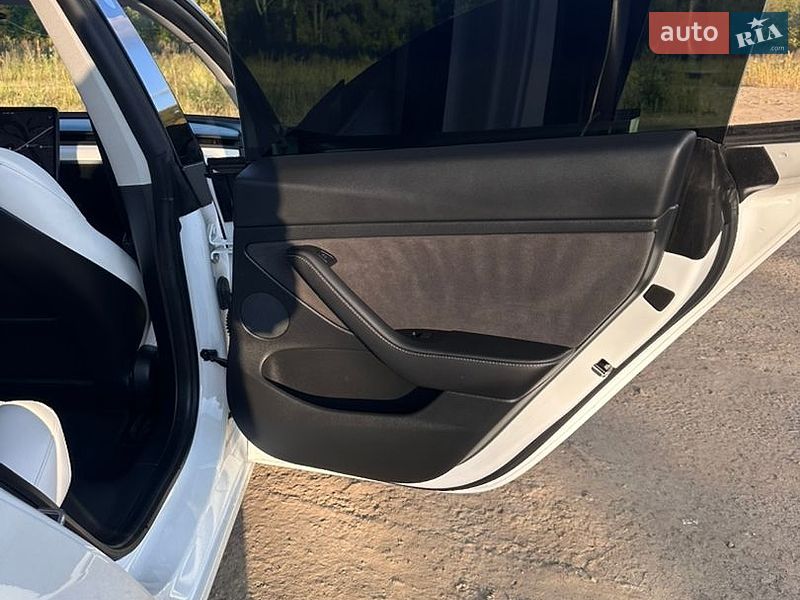 Седан Tesla Model 3 2021 в Чернигове