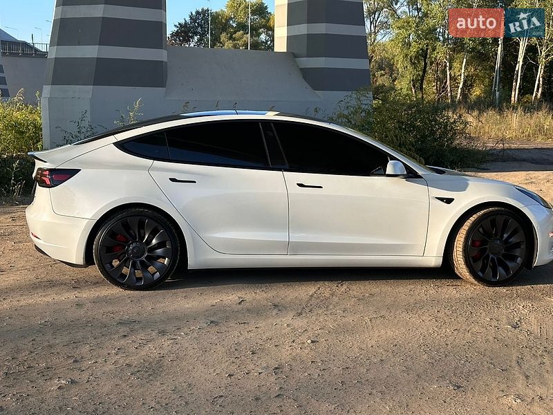 Седан Tesla Model 3 2021 в Чернигове
