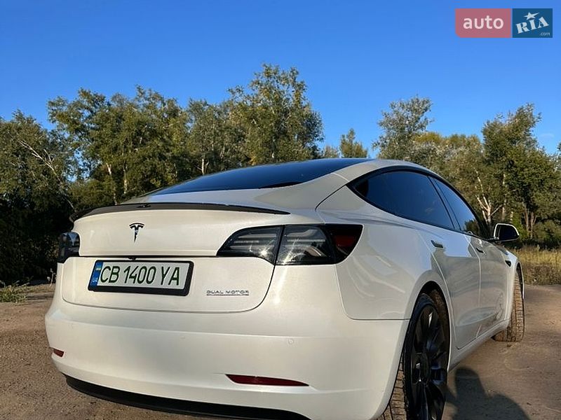 Седан Tesla Model 3 2021 в Чернигове