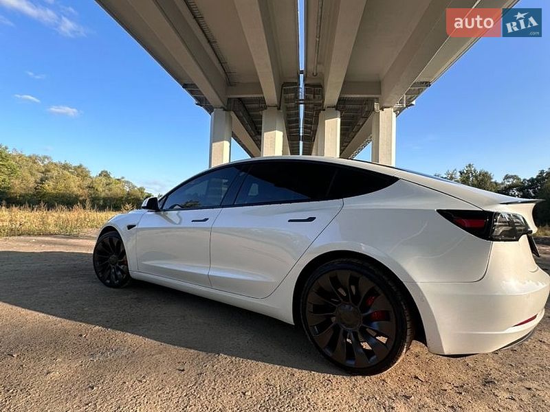 Седан Tesla Model 3 2021 в Чернигове