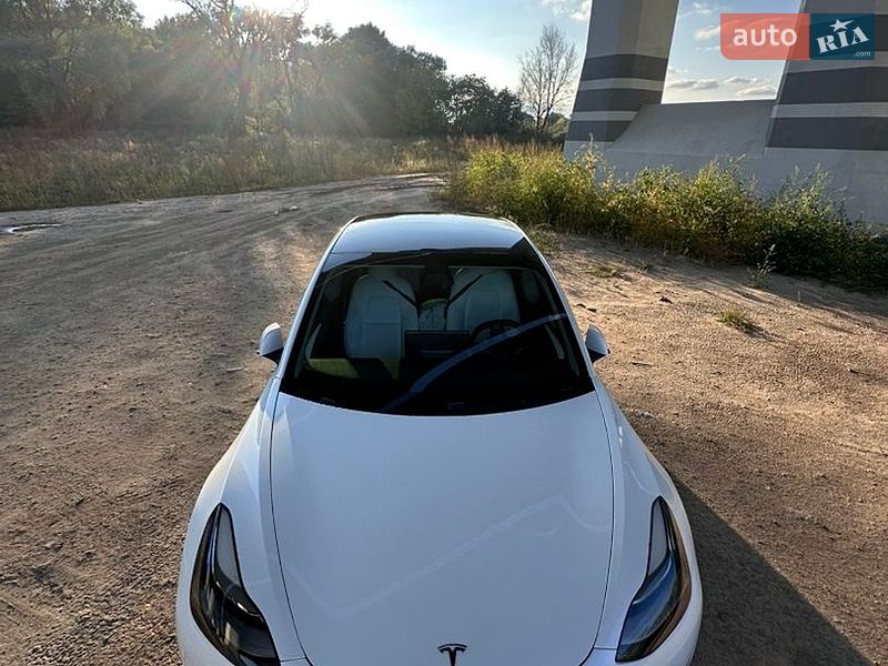 Седан Tesla Model 3 2021 в Чернигове