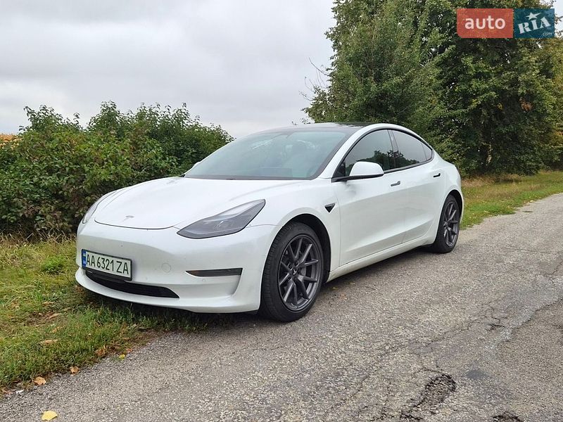 Седан Tesla Model 3 2021 в Киеве
