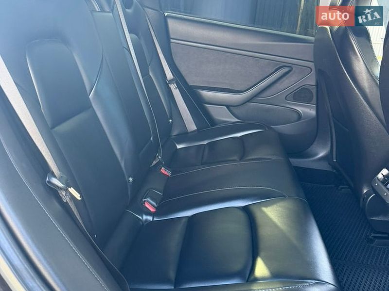 Седан Tesla Model 3 2018 в Ужгороде