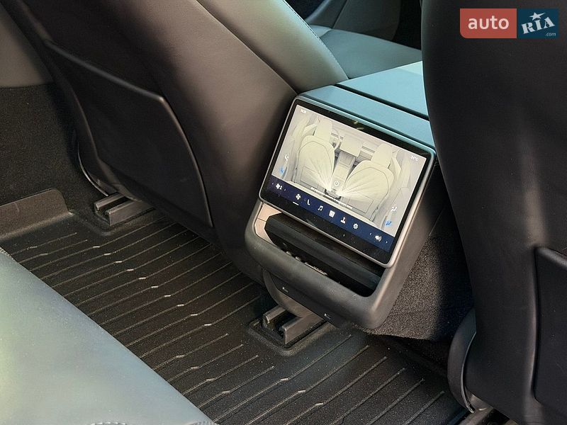 Седан Tesla Model 3 2024 в Кам'янському