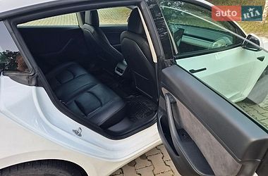 Седан Tesla Model 3 2021 в Киверцах