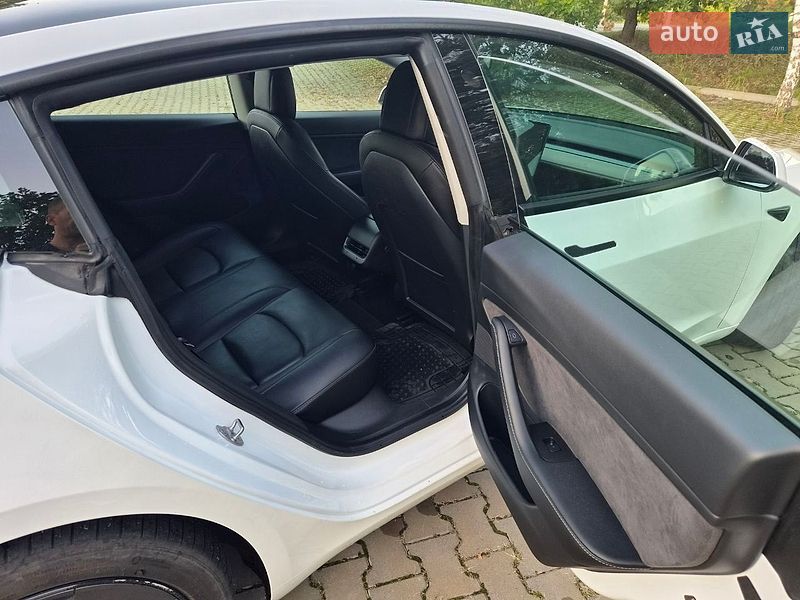 Седан Tesla Model 3 2021 в Киверцах