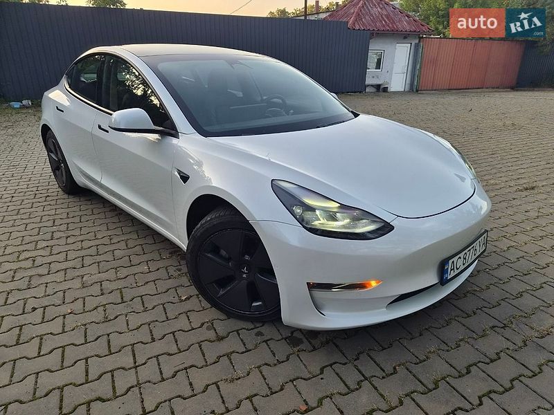 Седан Tesla Model 3 2021 в Киверцах