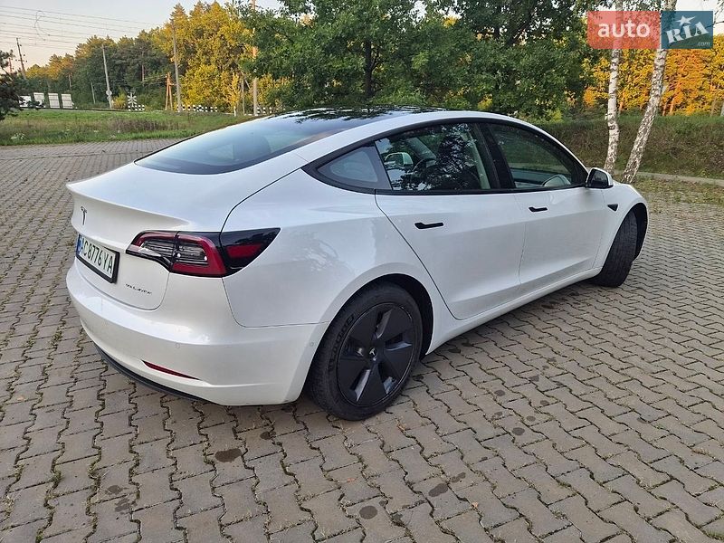Седан Tesla Model 3 2021 в Киверцах