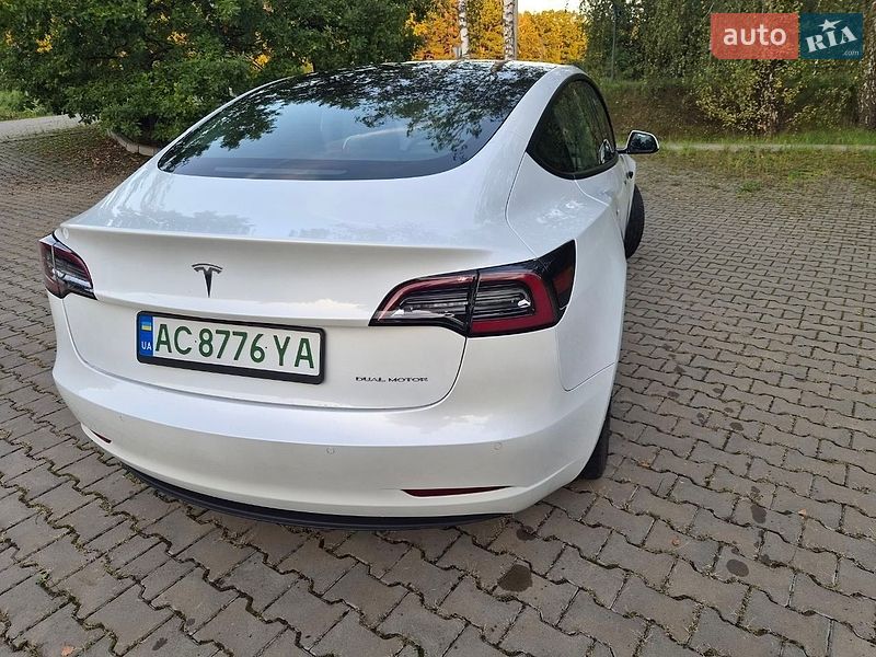 Седан Tesla Model 3 2021 в Киверцах