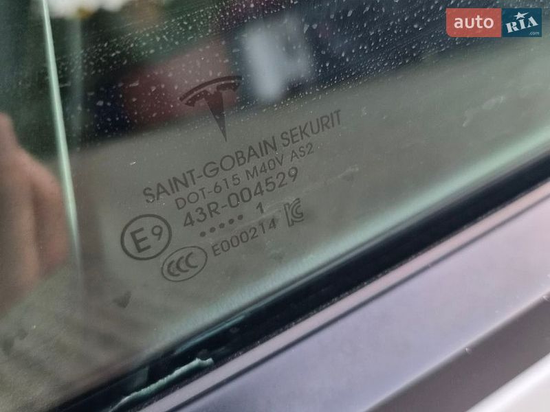 Седан Tesla Model 3 2021 в Киверцах