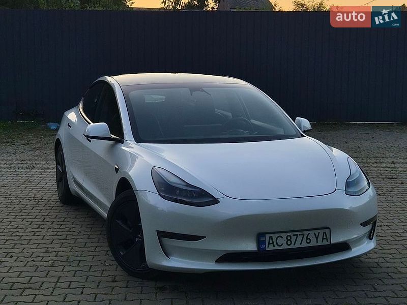 Седан Tesla Model 3 2021 в Киверцах
