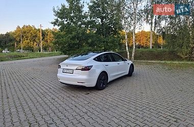 Седан Tesla Model 3 2021 в Киверцах