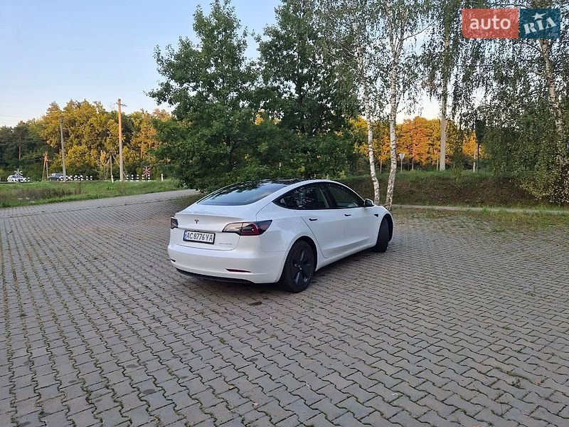 Седан Tesla Model 3 2021 в Киверцах