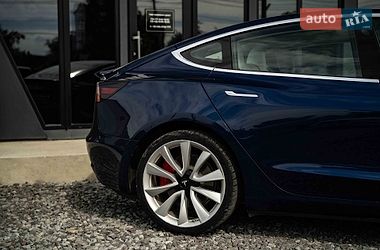 Седан Tesla Model 3 2018 в Черновцах
