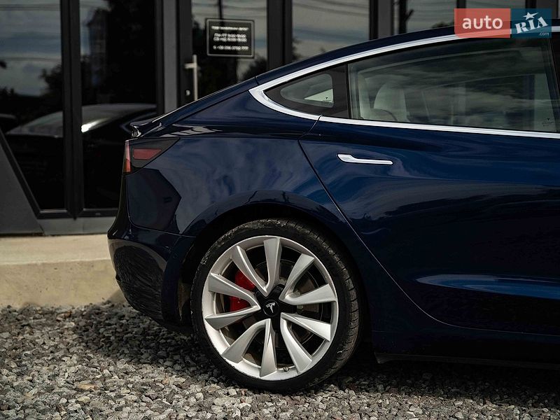 Седан Tesla Model 3 2018 в Черновцах