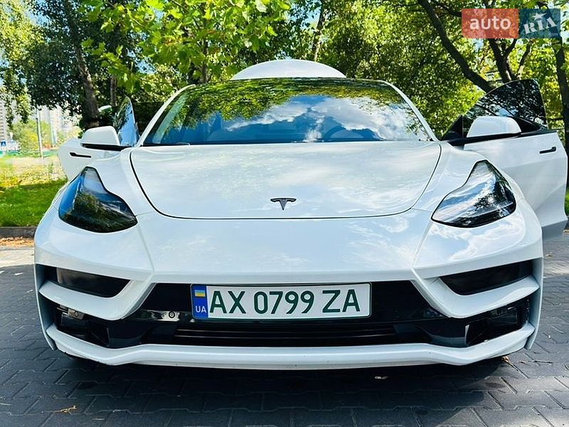 Седан Tesla Model 3 2021 в Киеве