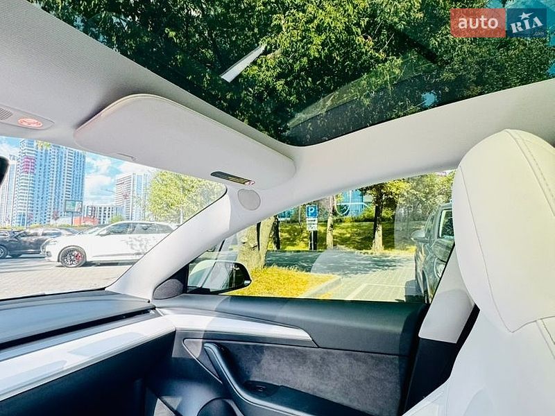 Седан Tesla Model 3 2021 в Киеве