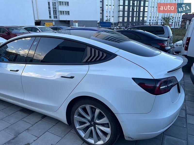 Седан Tesla Model 3 2019 в Львове
