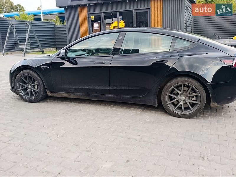 Седан Tesla Model 3 2023 в Луцке