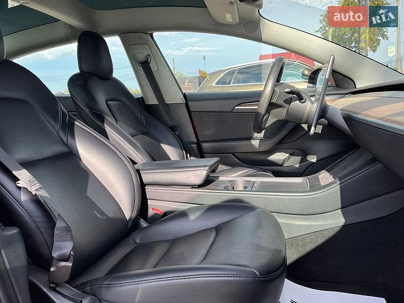 Седан Tesla Model 3 2022 в Коломые