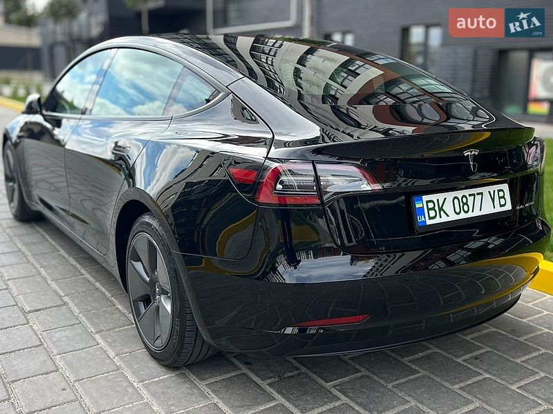 Седан Tesla Model 3 2022 в Ровно