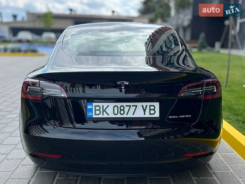Седан Tesla Model 3 2022 в Ровно