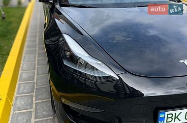 Седан Tesla Model 3 2022 в Ровно