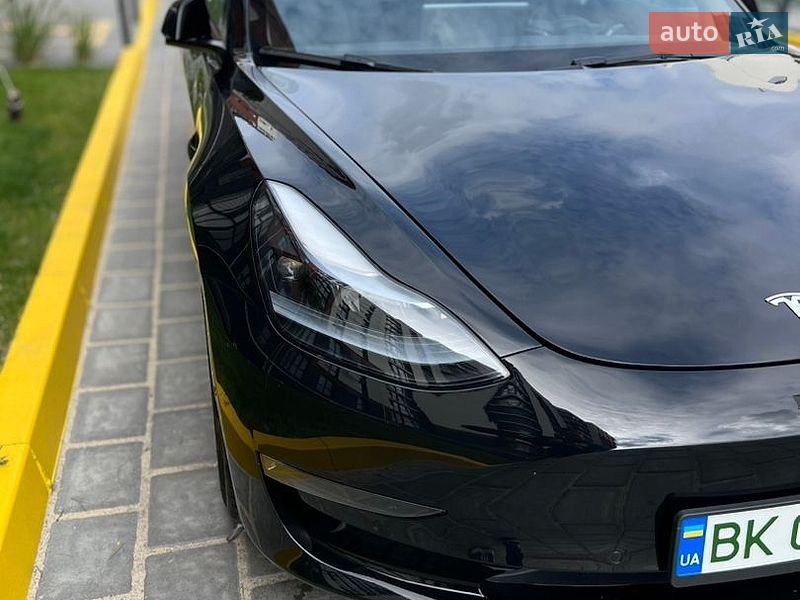 Седан Tesla Model 3 2022 в Ровно