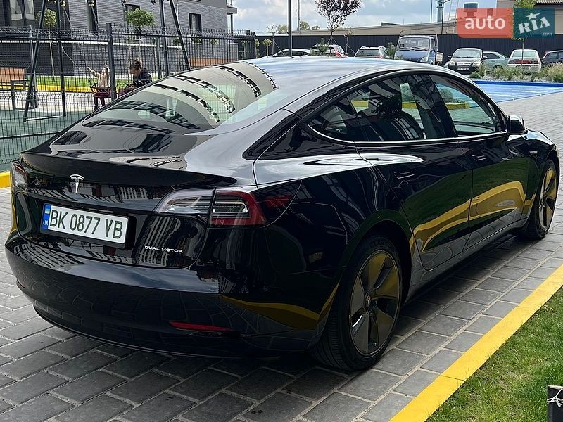 Седан Tesla Model 3 2022 в Ровно