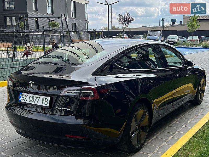 Седан Tesla Model 3 2022 в Ровно